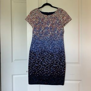 Multicolored floral sheath dress, short sleeves.